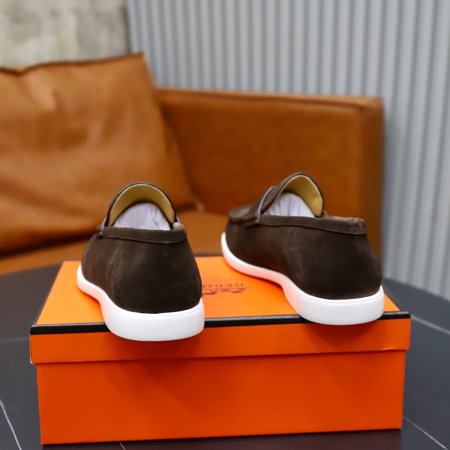 Ex-factory price: 540💰Hermès/Hermès slip-on men's shoes. This shoe is made of imported cow suede leather, with simple and smooth lines, and a 3CM rubber foam ultra-light sole combined with aerodynamic design! Youthful and fashionable, H button decoration, contrasting leather embellishment on the heel, calf lining to gently wrap your feet, with embossed logo cowhide feet, leather rock strips, casual and urban style, highlighting youthful vitality, sports and leisure version, super versatile Size number: 38-39-40-41-42-43-44 Standard leather shoe size (45 can be customized but does not support returns)